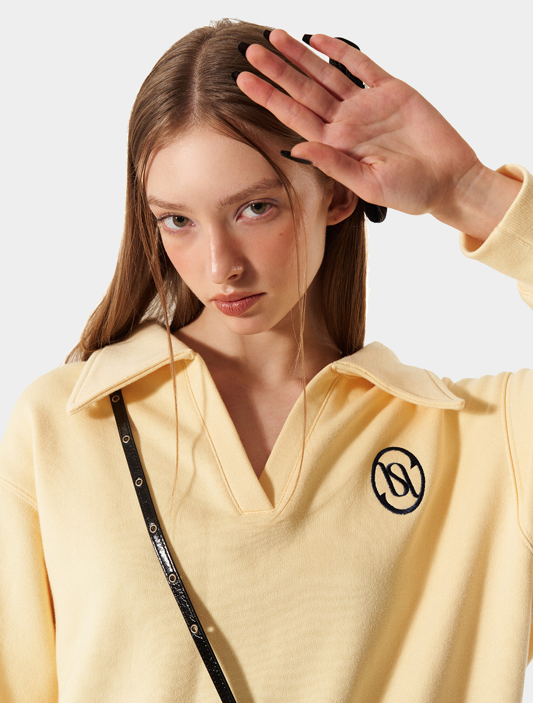 KISY logo collaed v neck sweatshirt (pastel yellow)