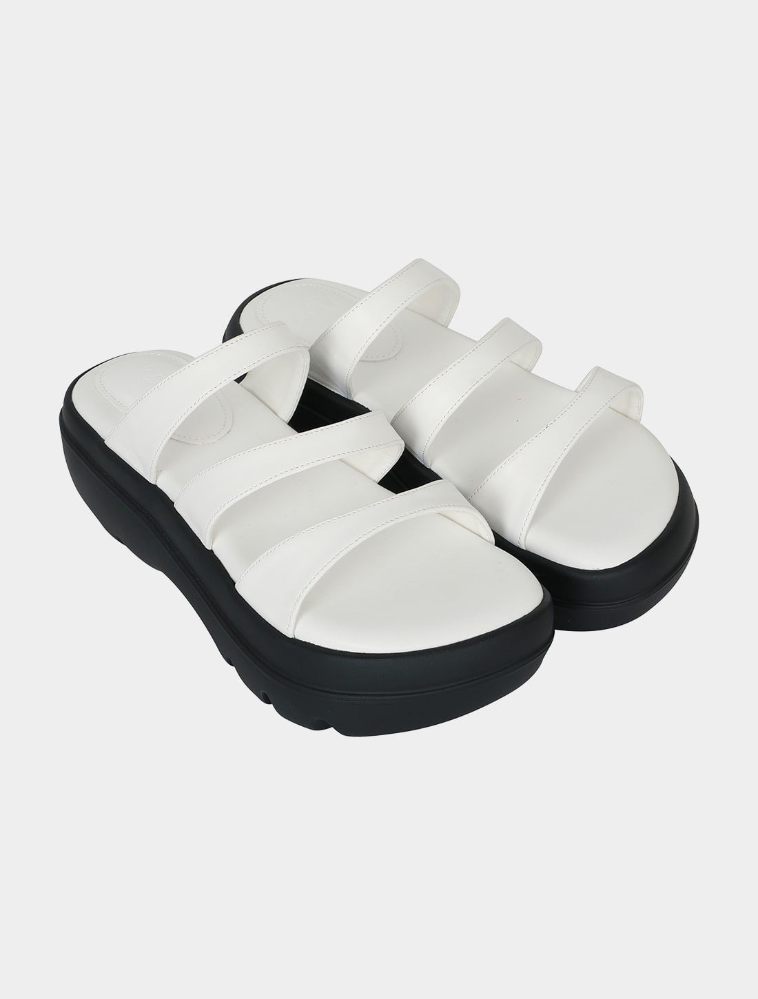Kisyning triple strap slippers (white)
